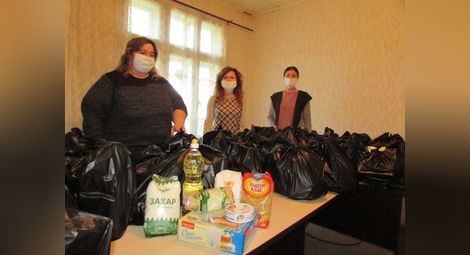 Депутатката от ГЕРБ Светлана Ангелова /в средата/ лично раздава хранителните пакети.                                                 Снимка: ГЕРБ
