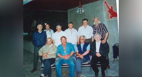 Част от основателите на клуба. Иван Лазаров е на втория ред вдясно.            Снимка: Клубен архив