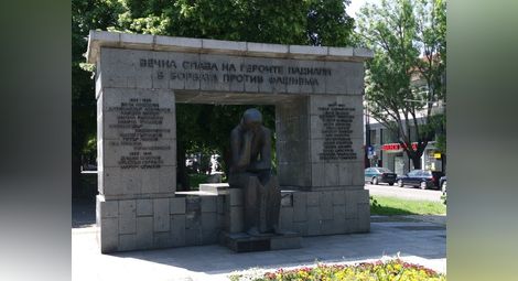 Братската могила и Паметника на жертвите от тоталитаризма в Русе възстановени в навечерието на 9 май