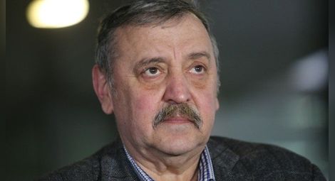 Проф. Кантарджиев: Коронавирусът се закрепва по дрехите, за България има два сценария