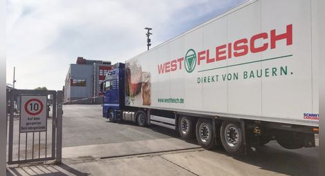 Порталът на предприятието на компанията Westfleisch в Косфелд край Мянстер, където има стотици заразени работници.