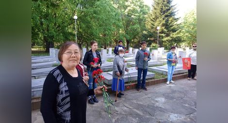 Председателката на Руския клуб в Русе Маша Станчева и нейни сънародници положиха цветя на Руското гробище. Снимка: Фейсбук