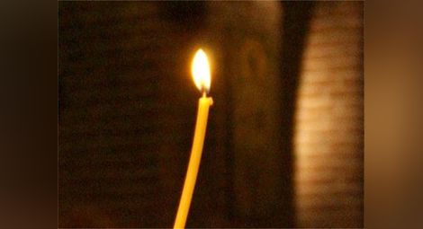 Запалена за упокой свещ пред домашна икона погуби 84-годишна жена