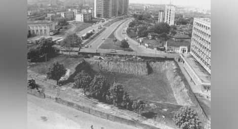 1980 година. Подлезът пред гарата все още е само изкоп.