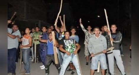 Кървава циганска вендета бе удържана с мъка от полицията в Ихтиман