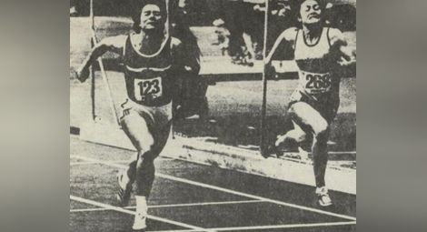 2 март 1980 г. Софка Попова (вляво) печели титлата на 60 метра на европейското първенство в зала в Зинделфинген  със 7.11! Снимки: Личен архив