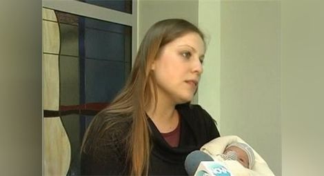 Жена роди и трите си деца на една дата в различни години