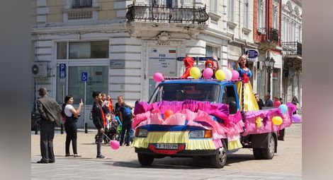 Шарено камионче и приказни герои направиха цветен детския празник