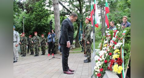 ВМРО откликна с цветя на предизвикателството на лидера