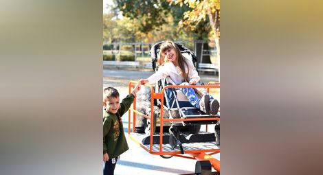 Ruse GO дарява на Общината 4 люлки за деца с увреждания
