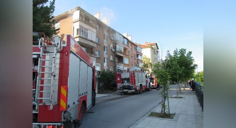 Два апартамента горяха заради запалени свещи за упокой и здраве