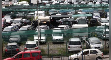 Вносът на стари коли в България се оскъпява в кризата