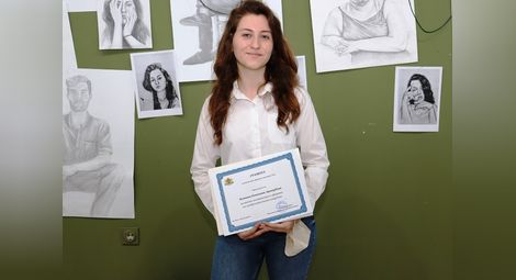 Бетина Арнаудова от 12 Б клас получи грамота от областния управител Галин Григоров на изложбата на НУИ в Художествената галерия.