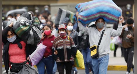 Полиция разгонва улични търговци в центъра на Лима, 12 юни 2020 г.