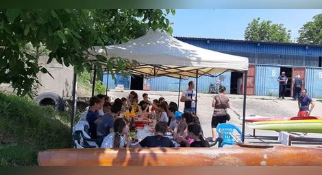 Традиционните съботни пикници край езерото също се провеждат с помощта на Пламен Здравков.