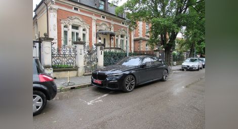 Пред къщата на Пламен Бобоков в Русе остана автомобилът му, който е с дипломатически номера.  Снимка: Русе Медиа