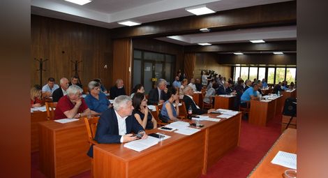 Заседанието на общинските съветници вчера продължи до 19 ч.   Снимка: Общински съвет-Русе