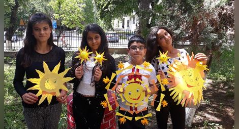 Деца зарадваха с усмихнати слънца  на работещите в община Ценово
