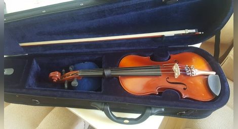Русенец от Австралия дари цигулка „Кремона“ на Училището по изкуствата