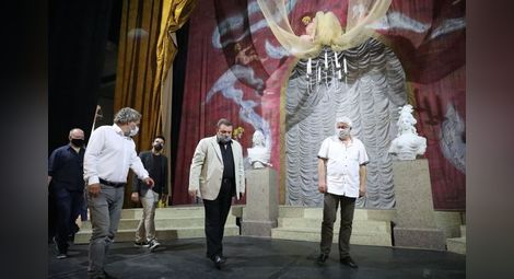 Директорът на операта Иван Кюркчиев показва на министър Банов наводнената сцена.   Снимка: Русенска опера