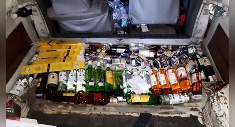Близо 45 бака цигари и 600 литра  алкохол открити в 3 буса на моста
