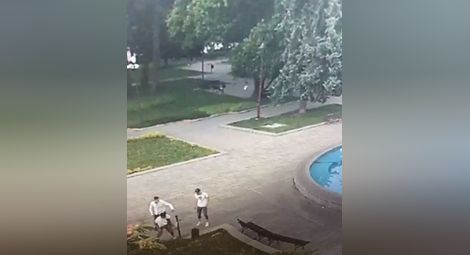 Трима пияни младежи боксирали  кошче за боклук на площада