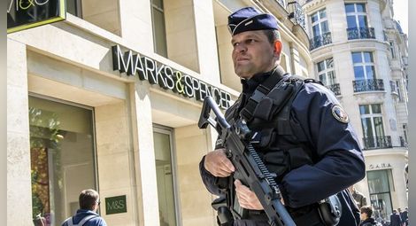 Мол в Париж е евакиуиран заради въоръжен мъж