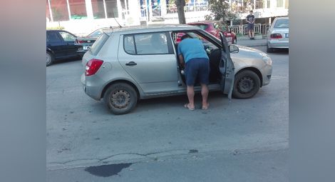 Шофьорът на колата, която блъсна пешеходка на заден ход, си търси документите за пред КАТ.   Снимка: Димитър ДРАГАНОВ