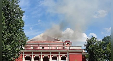 Банов: Салонът на русенската опера не е засегнат след пожара, костюмите са съхранени