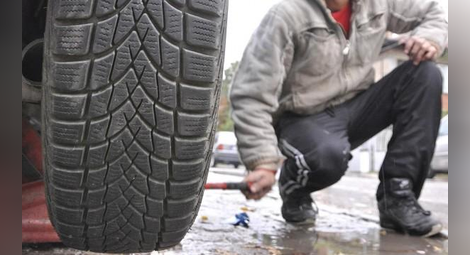 Японец търси гаджета, като им дупчи гумите