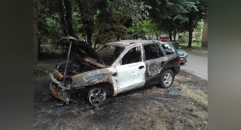 Неизвестни запалиха кола до блок „Божур“