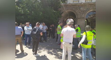 Адв. Николай Хаджигенов начело на десетина протестъри пред президентството