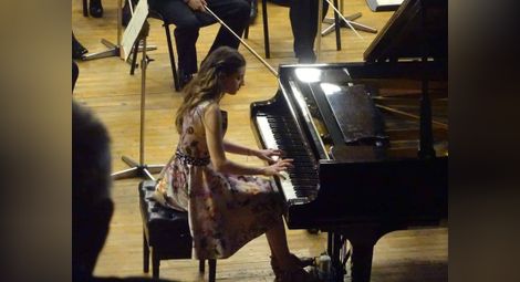 Пианистката Цвета отпразнува абитуриентски бал и спечели Мис Русе 2020 в Ковид-криза