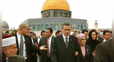 Турският президент Реджеп Тайип Ердоган пред джамията "Ал Акса", 2005 г.