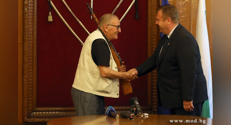 Димитър Пенев получи 7,62 мм карабина и грамота от министъра на отбраната