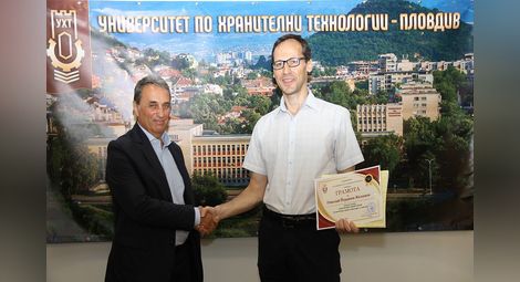 Ректорът проф. Пламен Моллов и победителят Николай Желязков