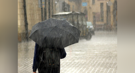 Жълт код за валежи в половин България в неделя