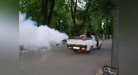 Пръскане срещу комари в Русе с наземна техника продължава и днес