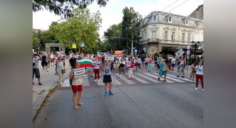 Протестът в Русе за пръв път блокира движението