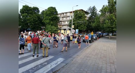Протестът в Русе за пръв път блокира движението