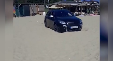 Мъж парикра колата си на плаж Шкорпиловци за снимка. Най-скъпата снимка!