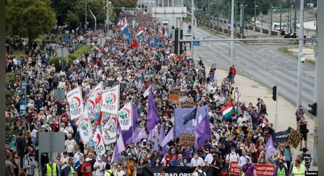 “Достойна смърт”. Масови журналистически оставки заради натиск в най-голямата независима медия в Унгария