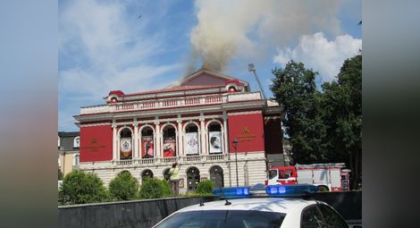 На 6 юли пламна покривът на операта.                Снимка: Архив