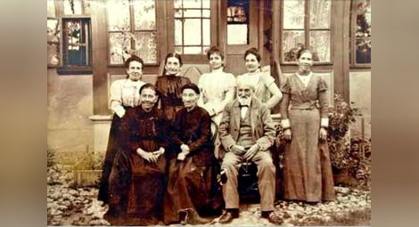 Хаджи Иван(чо) хаджи Пенчович-Ив.х.Пенчович с роднини (ок.1892-93).