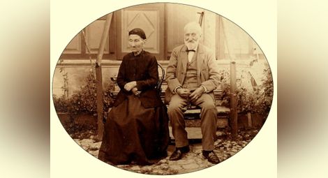 Теодора Бакърджиева-Хаджи Иван(чо) хаджи Пенчович-с майка си 1892-1893, колекция Борис Тодоров.
