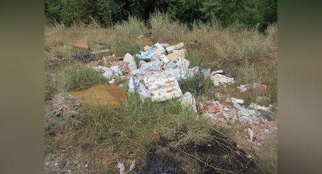 Куп незаконни сметища изникнаха сред голям пожар в Пухлево дере