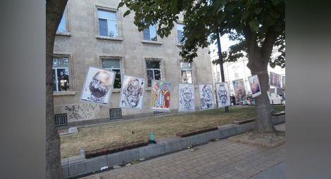 С портрети на предизвикалите протеста започна шествието на недоволството в Русе