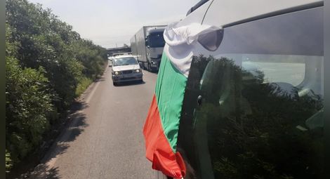 Протестно автошествие тръгна към Калотина, полицията го спря на Сливница