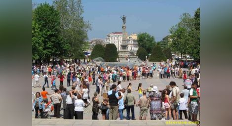 Великденско хоро и живо агне отново събират русенци на площада