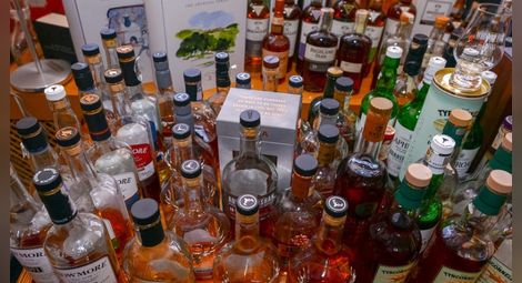 Митничари блокираха 118 литра алкохол за сватба в чужбина